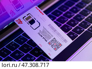 Карточка от сим-карты, экран и клавиатура ноутбука. Избирательный фокус. Редакционное фото, фотограф Сергей Олегович Антонов / Фотобанк Лори