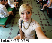 A Woman Takes a Selfie While Sitting in a Cozy Cafй With Patrons Enjoying Their Time, Capturing a Lively Moment in the Daytime. Стоковое AI-изображение, AI-художник Sergey Grishin / Фотобанк Лори