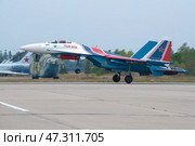 Российский истребитель Су-35С  пилотажной группы "Русские витязи" на посадке. Аэродром Кубинка (2022 год). Редакционное фото, фотограф Виктор Карасев / Фотобанк Лори