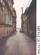 Крым, Евпатория, курорт, дорога к морю, переулок, архитектура, городская среда, старый город. Редакционное фото, фотограф Андрей Макаренко / Фотобанк Лори
