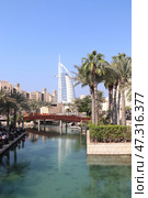 Мадинат Джумейра, Дубай, ОАЭ. Вид на отель Burj Al Arab. Редакционное фото, фотограф Светлана Ясинская / Фотобанк Лори