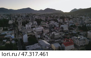 4K Drone View of Bariloche Cityscape at Dusk with Andes Mountains. Стоковое видео, видеограф Александр Сейгаров / Фотобанк Лори