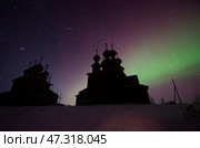 Яркое красное и зеленое северное сияние над храмами. Село Ворзогоры, Онежский район Архангельская область. Стоковое фото, фотограф Яковлев Сергей / Фотобанк Лори