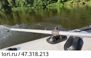 A paddle is in the water next to a boat. Стоковое видео, видеограф Скрипачев Антон / Фотобанк Лори