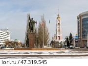 Город Тамбов, Тамбовская область, Россия. Вид на памятник Владимиру Ленину и высокую колокольню Казанского Богородичного монастыря. Покрытая снегом площадь Ленина в центре Тамбова. Зимний сезон. Редакционное фото, фотограф Андрей Степанов / Фотобанк Лори