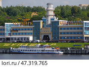 Прогулочный теплоход "Чувашия" (тип Москва). Река Волга, Чебоксарское водохранилище, Чувашия, Чебоксары, Чебоксарский речной порт (2020 год). Редакционное фото, фотограф Алексей Иванов / Фотобанк Лори
