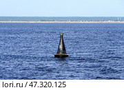 Буй (бакен) чёрный №9, Чебоксарское водохранилище (река Волга) (2020 год). Редакционное фото, фотограф Алексей Иванов / Фотобанк Лори
