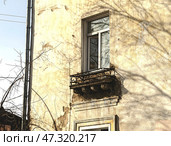Балкон старого дома, находящийся в аварийном состоянии. Стоковое фото, фотограф Косиненко Юрий / Фотобанк Лори