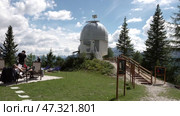Туристы на вершине горы Тофана. Кортина д'Ампеццо. Июль. Tourists on top of Mount Tofana. Cortina d'Ampezzo. July. Редакционное видео, видеограф Горшков Александр / Фотобанк Лори