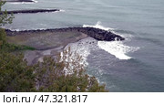 Черноморское побережье Турции. Волны бьются о берег. Май. Black Sea coast of Turkey. Waves crash on the shore. May. Стоковое видео, видеограф Горшков Александр / Фотобанк Лори