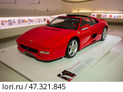 Феррари 355 GTS 1996 г. музее Энцо Феррари в Модена, Италия (2019 год). Редакционное фото, фотограф Сергей Веселовский / Фотобанк Лори