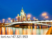 A high-rise building on Kotelnicheskaya embankment and Bolshoy Ustinsky bridge at night. Moscow (2010 год). Стоковое фото, фотограф Константин Лабунский / Фотобанк Лори