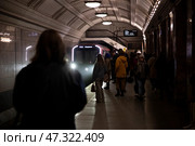 Поезда прибывает на станцию метро Белорусская в центре города Москвы, Россия. Редакционное фото, фотограф Николай Винокуров / Фотобанк Лори