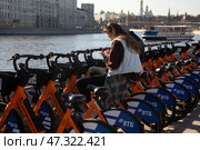 Электровелосипеды сети городского общественного велопроката на Москворецкой набережной в центре города Москвы, Россия. Редакционное фото, фотограф Николай Винокуров / Фотобанк Лори