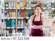 Girl seller with paper report, plans to replenish restock stores inventory. Стоковое фото, фотограф Яков Филимонов / Фотобанк Лори