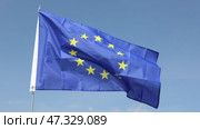 Flag of European Union flies on flagpole against blue sky. Стоковое видео, видеограф Яков Филимонов / Фотобанк Лори