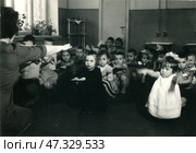 Спортивное занятие в детском саду, СССР 1950-е годы. Стоковое фото, фотограф Retro / Фотобанк Лори