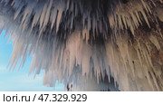 Icicles in cave on Baikal lake. Стоковое видео, видеограф Михаил Коханчиков / Фотобанк Лори