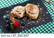 Tasty dessert Cinnabon. Стоковое фото, фотограф Яков Филимонов / Фотобанк Лори