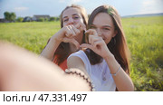 Girlfriends take selfies and heart shapes from their hands. Стоковое фото, фотограф Mikhail Davidovich / Фотобанк Лори