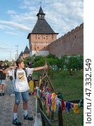 Tula, Russia, 24 July 2024. People relaxing in the evening on the Proletarskaya embankment of the river Upa. Kremlin wall and Kazan embankment and park in the historical part of Tula near the Kremlin. Редакционное фото, фотограф Оксана Медведева / Фотобанк Лори