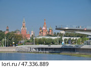 "Парящий мост" на фоне Московского Кремля и храма Василия Блаженного. Москворецкая набережная, природно-ландшафтный парк "Зарядье". Москва, Россия (2024 год). Редакционное фото, фотограф Елена Коромыслова / Фотобанк Лори