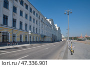 Раушская набережная в Москве летним солнечным днем, Россия (2024 год). Стоковое фото, фотограф Елена Коромыслова / Фотобанк Лори