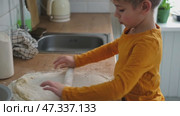 6 years old boy cooking pizza in the kitchen. Child rolling up the dough, adding cheese, tomatoes and smear sauce the base. Preschool kid making homemade pizza. Cooking class, culinary. Little baker. Стоковое видео, видеограф Марина Демидюк / Фотобанк Лори