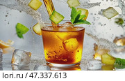 Refreshing ice tea with cucumber and mint splashing into glass. Стоковое AI-видео, аниматор Юрий Поздников / Фотобанк Лори
