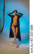 Beauty in lingerie showcases elegance during backstage shoot. Стоковое видео, видеограф Гурьянов Андрей / Фотобанк Лори