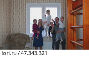 A large and friendly family at the window during quarantine and waved. Стоковое видео, видеограф Mikhail Davidovich / Фотобанк Лори