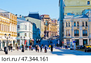 Улица Кузнецкий Мост в солнечный весенний день. Москва. Редакционное фото, фотограф E. O. / Фотобанк Лори