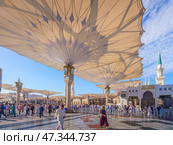 Al-Madinah al-Munawwarah, Saudi Arabia - Mar 09 2023, 4k, Pilgrims walk through the main mosque of the Prophet Muhammad Al-Masjid an-Nabawi, Al-Madinah al-Munawwarah, Saudi Arabia. Редакционное фото, фотограф Сергей Богомяко / Фотобанк Лори