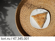 Srilankan Vegetable Roti in plate. Ourdoor. Street food. Стоковое фото, фотограф Светлана Лажко / Фотобанк Лори