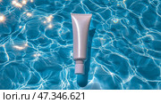 Sunscreen tube rests on shimmering water surface at midday. Тюбик с солнцезащитным кремом плавает на поверхности прозрачного голубого бассейна, отражая солнечный свет. Живая вода освежает, идеально подходя для летнего отдыха. Стоковое AI-изображение, AI-художник Katsiaryna Repich / Фотобанк Лори