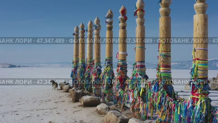 Ritual pillars with colorful ribbons on Lake Baikal. Стоковое видео, видеограф Михаил Коханчиков / Фотобанк Лори
