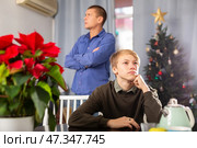 Father and son quarrel while celebrating christmas in home. Стоковое фото, фотограф Яков Филимонов / Фотобанк Лори
