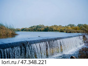Дамба и водопад на реке и камни в реке. Стоковое фото, фотограф Анна Карлтон / Фотобанк Лори