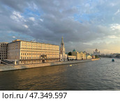Россия, Москва. Вид на Софийскую Набережную и Храм Христа Спасителя. Август 2024 г. Russia, Moscow. View of the Sofiyskaya Embankment and the Cathedral of Christ the Savior. August 2024. Редакционное фото, фотограф Александр Рыбалка / Фотобанк Лори