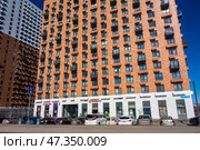 25 - этажный жилой дом №14 по улице  Домостроительная, Москва, сдан в 2021 году. Новостройки Москвы. Дом переменной этажности, этажей всего от 14 до 25. Микрорайон Солнцево, ЗАО. Застройщик - СЗ Сфера, Подрядчик - ГК ПИК./ 25-storey residential building No. 14 on Domostroitelnaya Street, Moscow, completed in 2021. New buildings in Moscow. Solntsevo microdistrict, Western Administrative District. Редакционное фото, фотограф Iva Noel / Фотобанк Лори