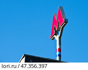 Эмблема Московского метрополитена. Буква "М" на фоне неба (при входе в метро Боровицкая). Москва. Редакционное фото, фотограф E. O. / Фотобанк Лори