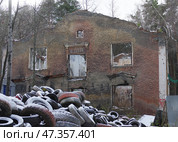 Свалка покрышек и руины лыжной базы ЦПКиО имени Маяковского, Екатеринбург (2020 год). Редакционное фото, фотограф Алексей Иванов / Фотобанк Лори