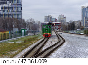 Тепловоз узкоколейный ТУ4-3034 с пассажирским поездом на станции Екатеринбург-Детский, Екатеринбургская ДЖД (2020 год). Редакционное фото, фотограф Алексей Иванов / Фотобанк Лори
