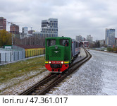 Тепловоз узкоколейный ТУ4-3034 с пассажирским поездом на станции Екатеринбург-Детский, Екатеринбургская ДЖД (2020 год). Редакционное фото, фотограф Алексей Иванов / Фотобанк Лори