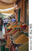 Group of people are standing in front of a spice stand. Стоковое AI-видео, аниматор Sergey Grishin / Фотобанк Лори