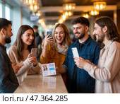 Группа людей улыбается и держит в руках свои мобильные телефоны. Стоковое AI-изображение, AI-художник Ярославский Максим / Фотобанк Лори