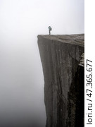 Nature photographer Preikestolen or Prekestolen. Стоковое фото, фотограф Андрей Армягов / Фотобанк Лори