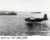 Гидросамолёт садится на воду рядом с кораблями, 1940-е гг. Стоковое фото, фотограф Retro / Фотобанк Лори
