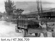 Советские солдаты грузят шпалы в грузовик. Стоковое фото, фотограф Retro / Фотобанк Лори