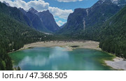 Lake Lago di Dobbiaco in Dolomites. Стоковое видео, видеограф Михаил Коханчиков / Фотобанк Лори